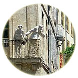 Statues gaze over Place in Avignon